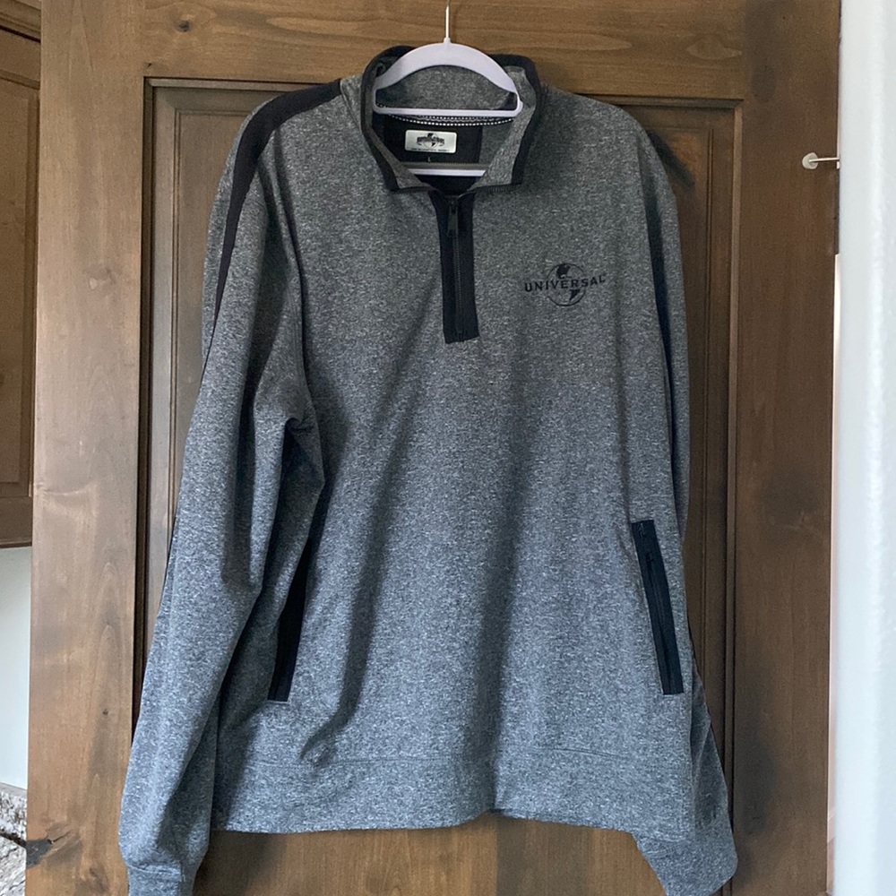 Men’s Universal Studio gray pull-over size large
